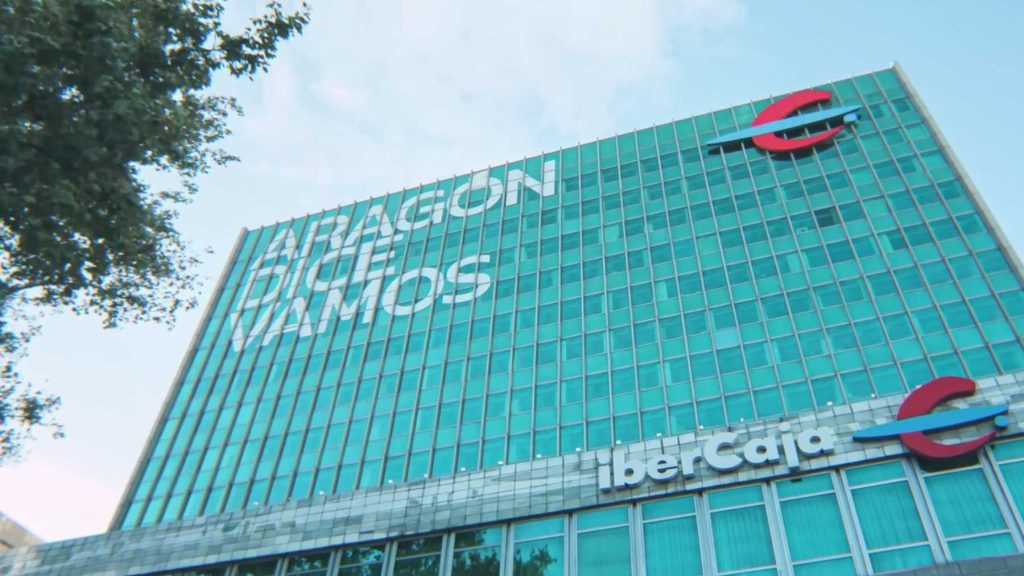 Un ecosistema phygital que une calle y edificio