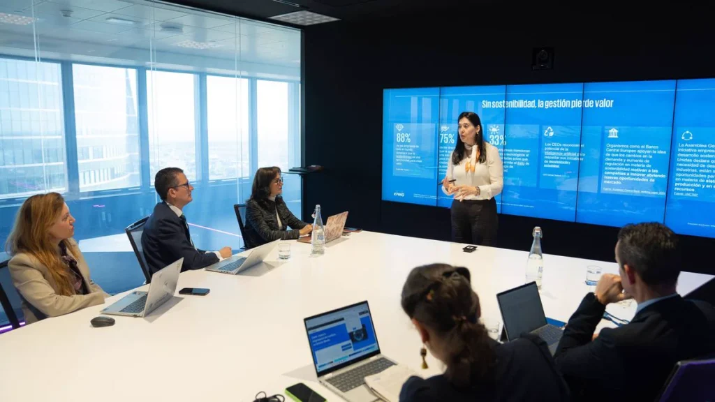 Presentación de innovación tecnológica sobre videowall en una sala de reuniones corporativa